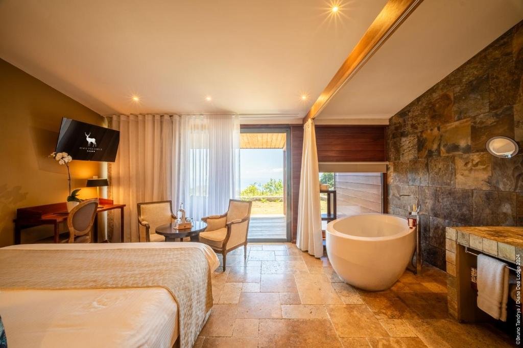 Chambre de luxe avec baignoire îlot et vue mer au Diana Dea Lodge, hôtel 5 étoiles à La Réunion