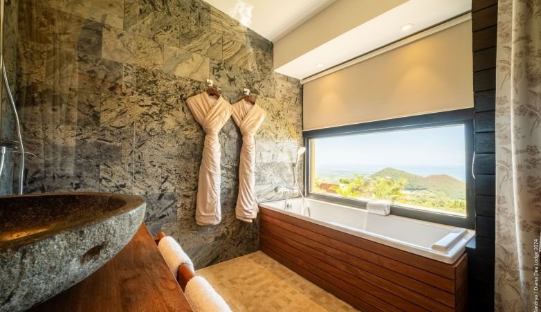 Salle de bain de luxe avec baignoire et vue panoramique sur la nature au Diana Dea Lodge, hôtel 5 étoiles Réunion